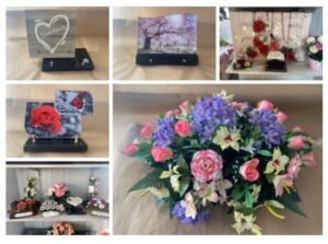 des plaques et des fleurs