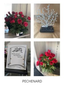 deux plaques et deux fleurs