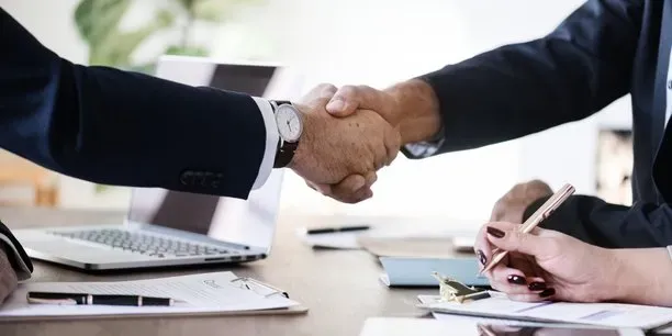 Poignée de main professionnelle lors d'une signature de contrat
