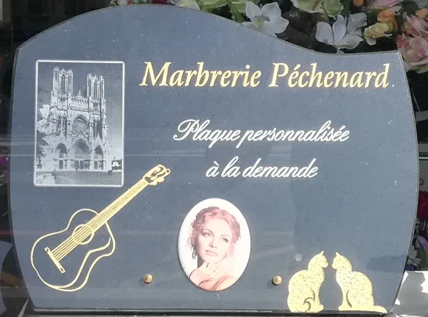 Plaque funéraire personnalisée gravée pour la marbrerie Péchenard
