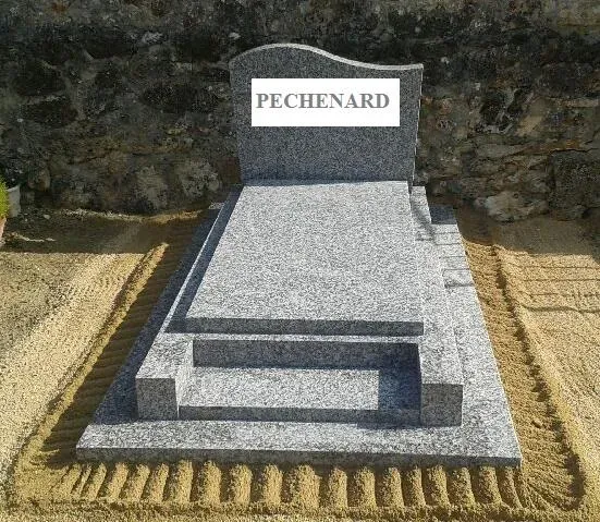 Monument funéraire en granit gris posé en cimetière